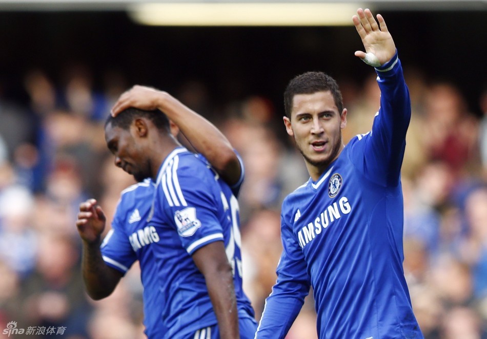 虚惊一场！爱德华兹因抽筋短暂返回更衣室治疗 第四节重新登场战湖人